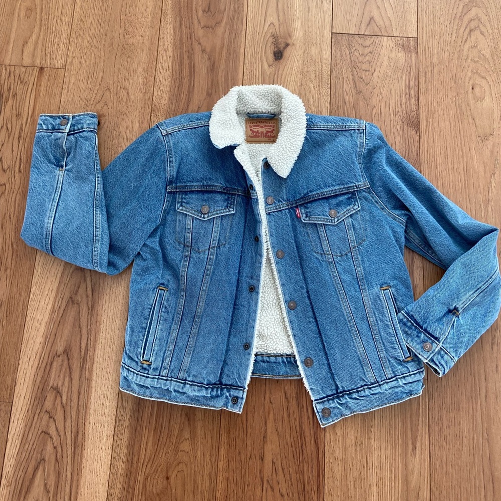 NWOT Levi Sherpa Trucker Jacket 🍁